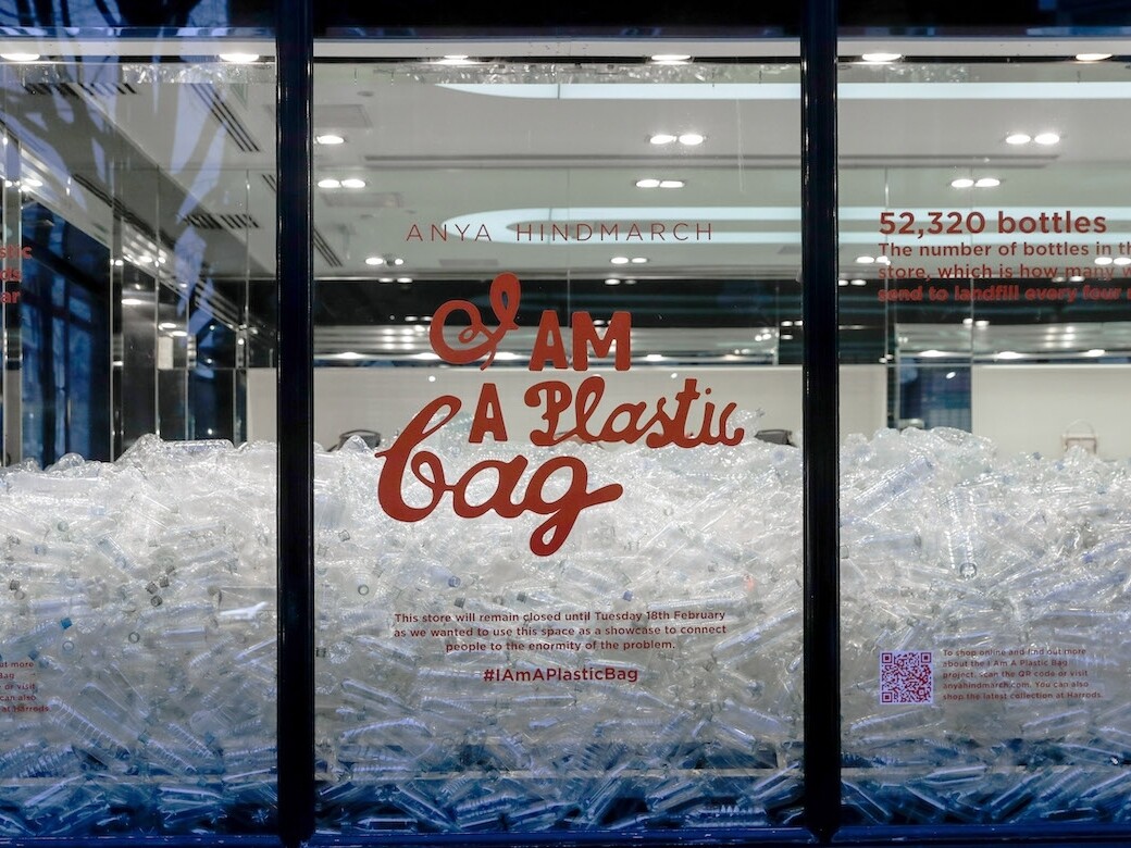 10,000個被棄塑膠瓶填滿香港Anya Hindmarch店舖！品牌更用32個膠樽製成環保手袋！