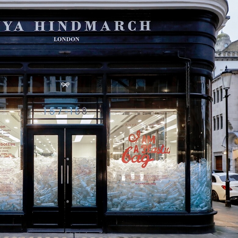 而為了支持環保，Anya Hindmarch也不會於時裝周進行任何活動，反將倫敦商店閉門