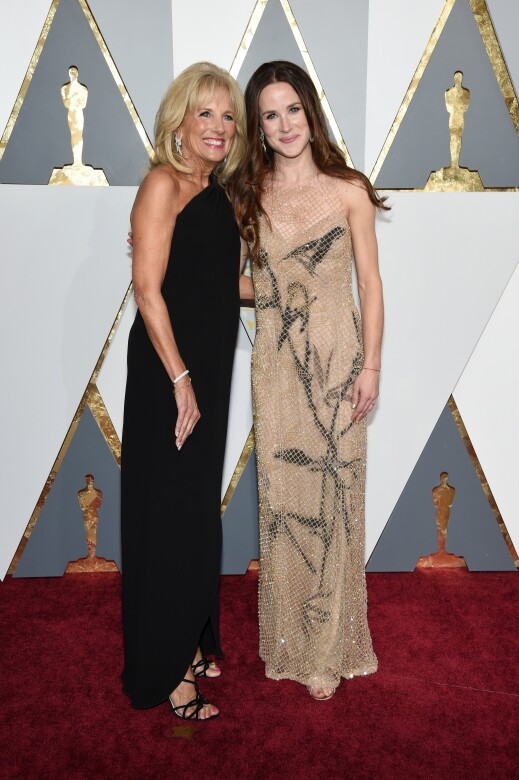 另一次花巧造型，要數同年偕母親出席奧斯卡電影頒獎禮的穿搭。捲曲中