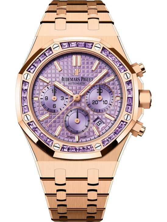 18K玫瑰金錶殼及錶帶，搭配鑲飾32顆長方形切割紫水晶的錶圈，錶面的