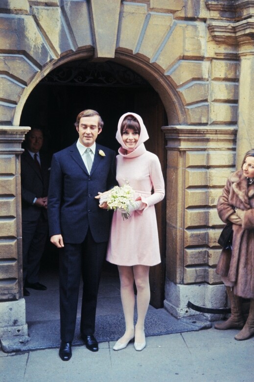 1969年，Audrey Hepburn與 Andrea Dotti 結婚，沒有華麗的婚紗，只有一條由 Hubert de Givenchy 粉紅色大領口