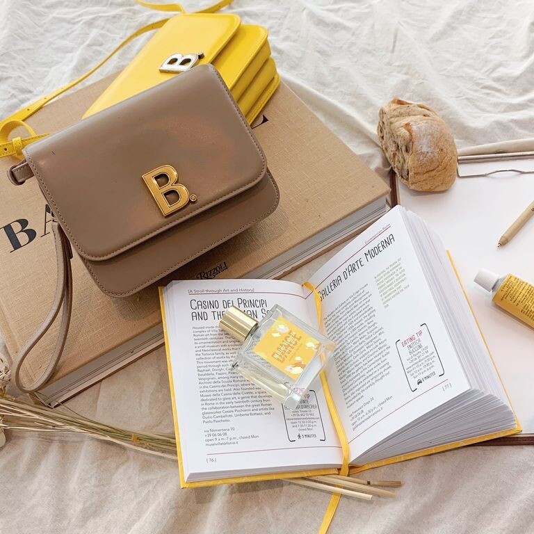 Balenciaga B. bag以皮革打造，內裏的多夾層易於收納，容量相當適中，袋款長肩帶屬