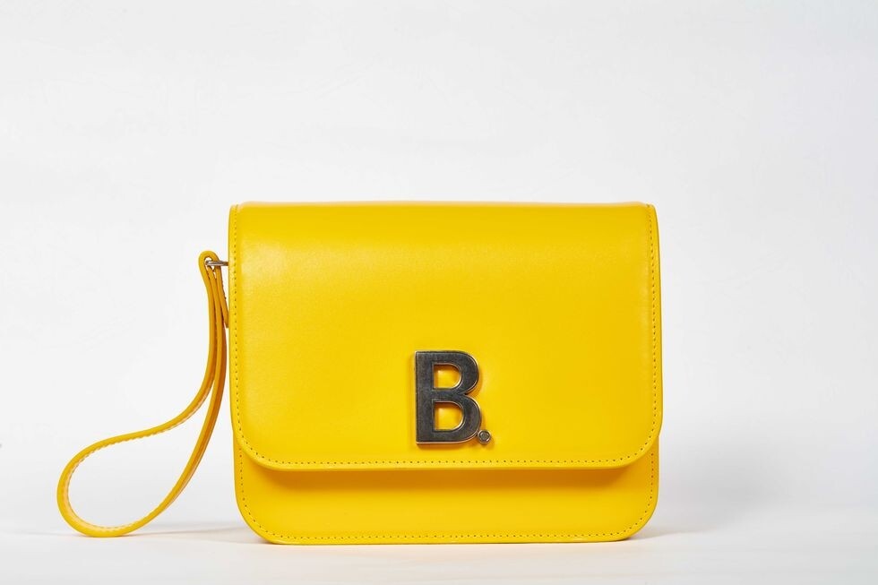 鮮黃色款也是2020早春新色，飽和又漂亮的顏色整個質感滿分。Balenciaga B. bag（S Size