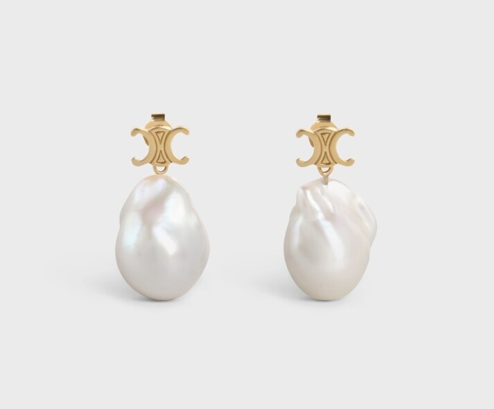 小巧精緻的金色Celine Triomphe品牌標誌置於形態巴洛克珍珠上，散發復古優雅氣