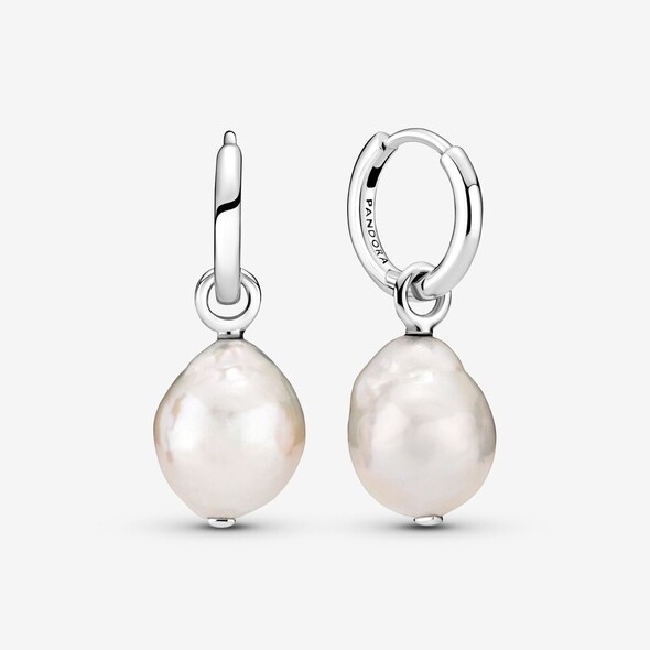 純銀的圓圈耳環配搭懸垂的珍珠吊墜，簡約的設計完美突顯巴洛克珍珠