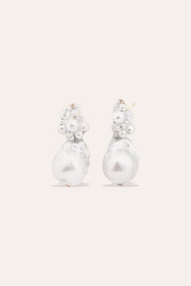 英國品牌擅長利用珍珠打造出各式各樣流麗又女性化的首飾，這款耳環
