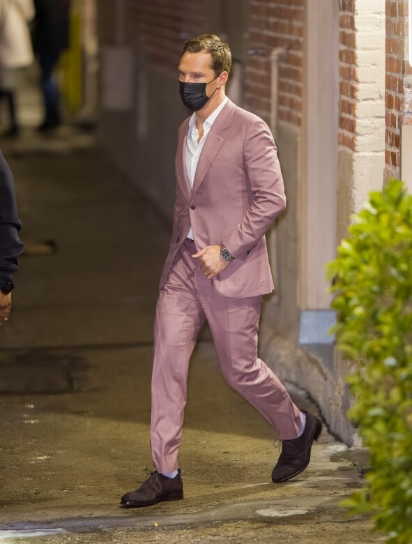 作為一本男士西裝穿搭的教科書，Benedict Cumberbatch 基本上能駕馭任何顏色的禮服造