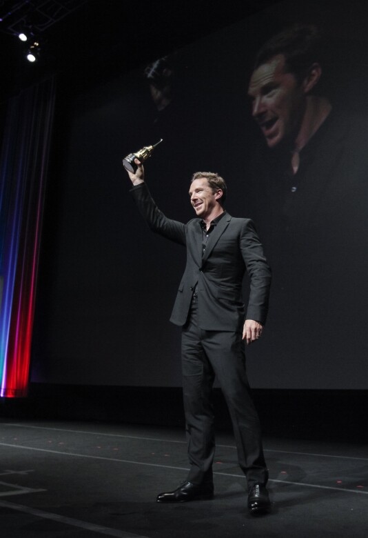 上月Benedict Cumberbatch出席第37屆聖巴巴拉國際電影節時獲頒「電影先鋒獎」，當天身穿