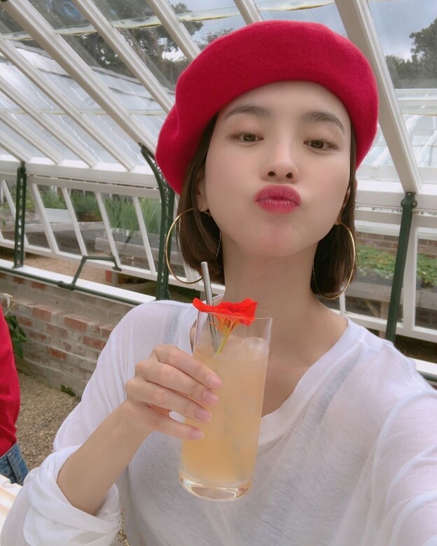 紅色畫家帽＋環形大耳環：金秀美在IG有高人氣的韓國beauty blogger金秀美，私下穿