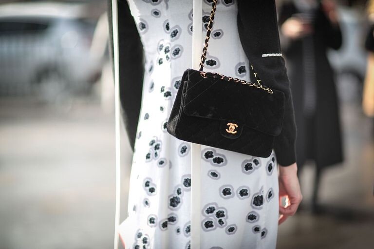 2)Chanel Classic Flap Bag哪有女生不為Chanel感到瘋狂？如果一生中要擁有一個Chanel，我們一