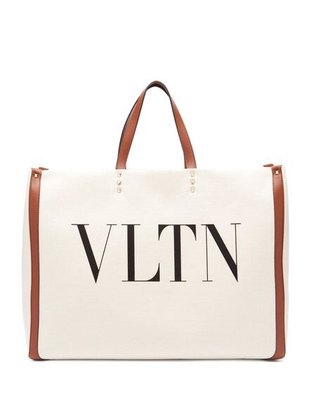 Logo手袋近年掀起一陣熱潮，這款Valentino帆布tote‭ ‬bag，袋身印有品牌名稱，袋邊以皮