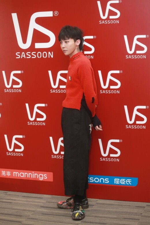 2017年，G Dragon來香港參加宣傳活動時，便喜歡穿上飾以塗鴉圖案的鞋履，造型