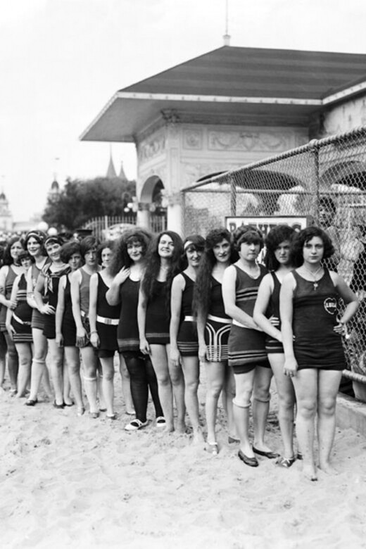 二十世紀初，女性下水時需要全副武裝，身穿連身泳衣，配搭褲子和絲襪，與