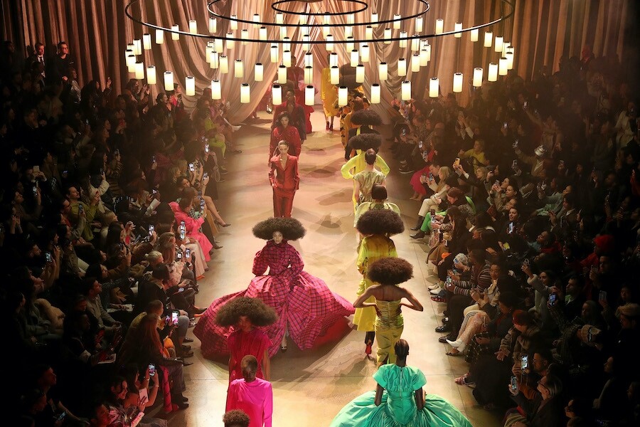 在今年的New York Fashion Week上，Christopher John Rogers的設計大玩戲劇元素。以霓虹色、寬大的裙擺
