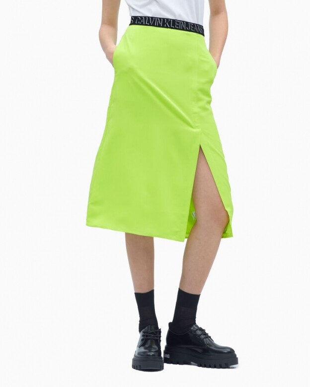 一條A Line開衩半截裙不但有顯瘦效果，螢光綠的色調位整個造型添上青