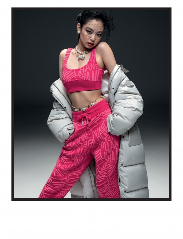Blackpink Jennie出鏡的是Chanel Coco Neige 2021/11系列，身穿粉紅色套裝，披上長版羽絨的Jennie，在纖