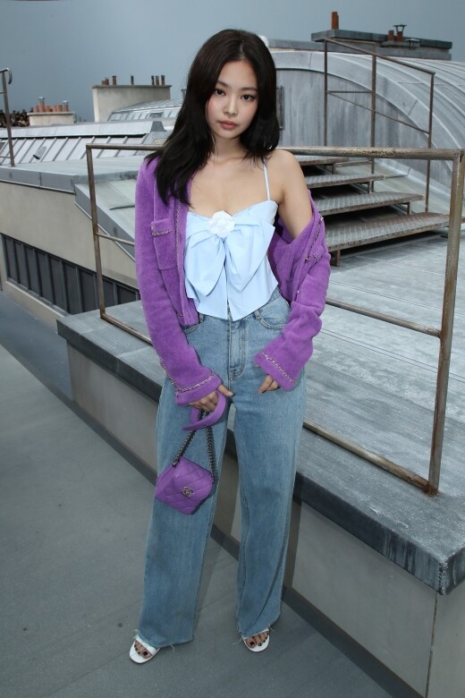 2019年，Jennie現身支持品牌的2020春夏時裝展，身穿蝴蝶結吊帶背心配搭紫色外