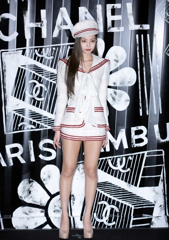 2018年，她以紅白色水手服套裝現身Chanel 期間限定店，既優雅又有活力氣息。