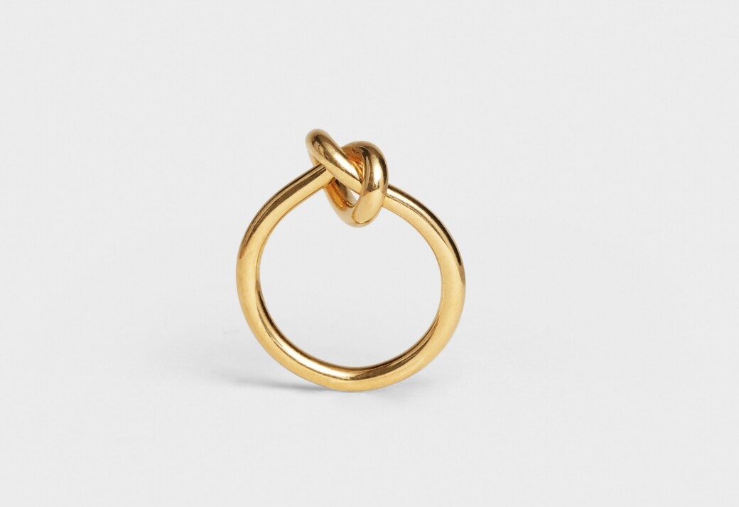 具設計感的Knot系列標誌，轉化為黃銅戒指，可點綴簡約時尚的造型。（$3,200）