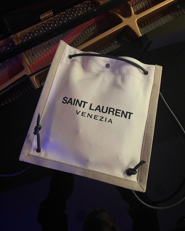 Saint Laurent帆布袋綴上品牌字樣標誌，簡單設計適合率性簡約的日常造型。photo：https