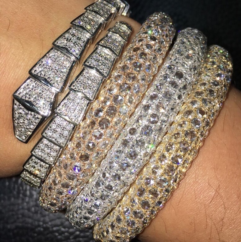 Bvlgari鑽石手鐲配三枚白金、黃金和玫瑰金鑽石手鐲，閃亮奢華。