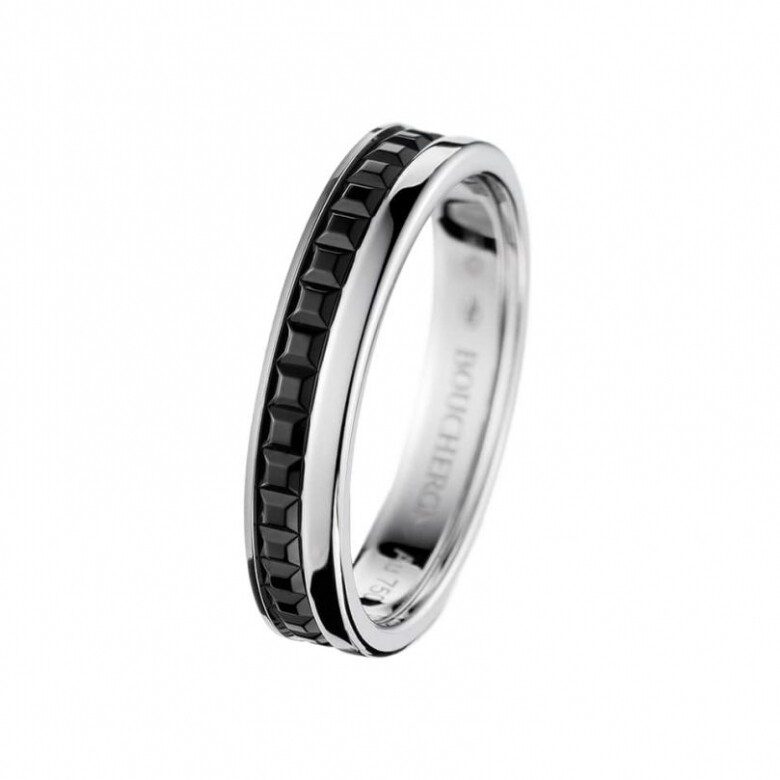 Quatre Black系列戒指的焦點設計不但有巴黎飾紋和同心圓飾紋，還有黑和白金