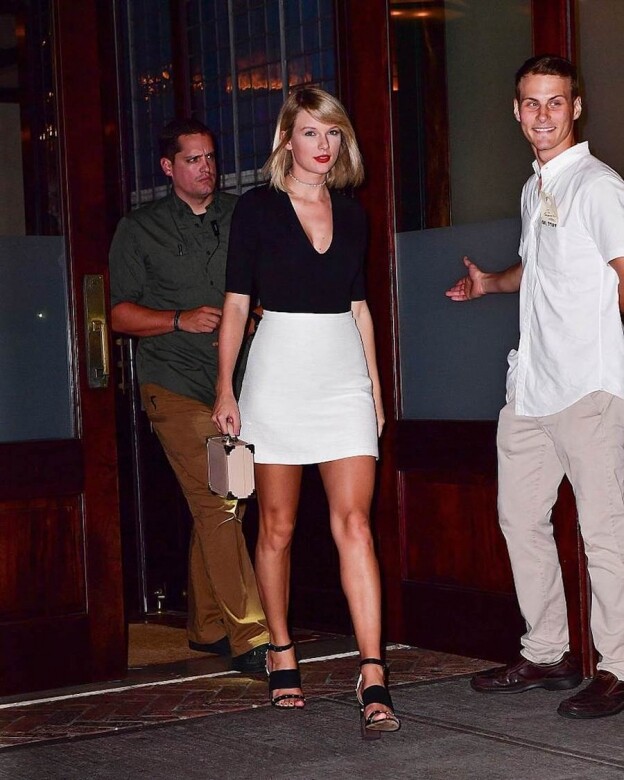 Taylor Swift在2016年跟演員Tom Hiddleston分手後不久就跟好友Lily Aldridge參加派對，紅唇配上低