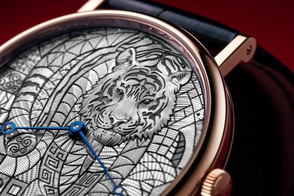錶盤中的老虎圖案為這次特別版手錶的設計重點，配搭玫瑰金錶圈以及