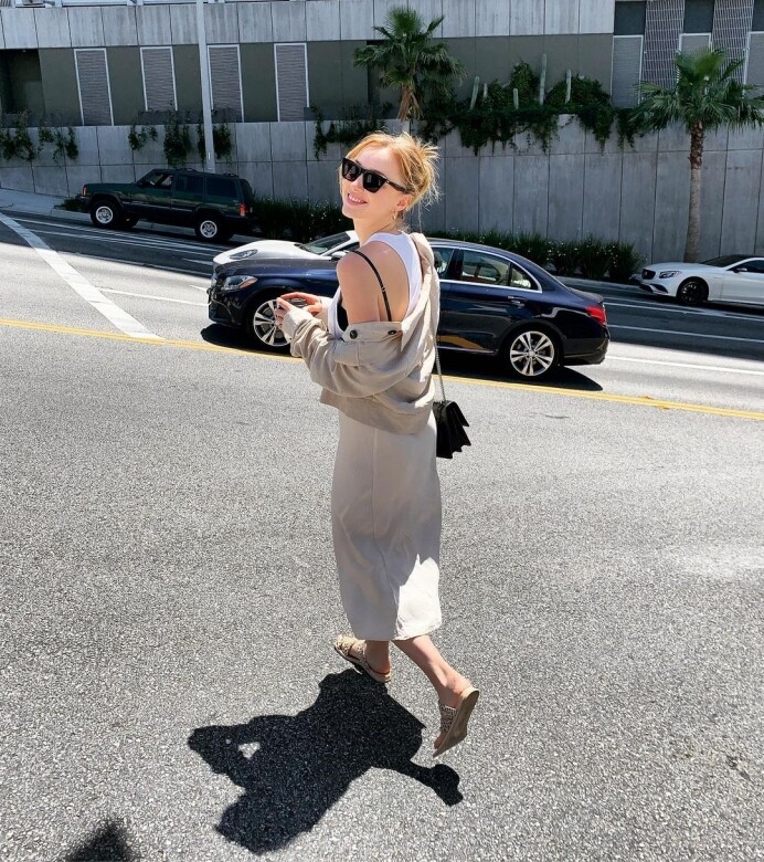 夏天就學Phoebe Dynevor這樣穿，穿上背心長裙現身洛杉磯，不將外套穿好，露出纖細