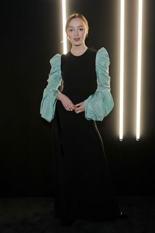 Phoebe Dynevor以一身Tory Burch撞色系禮服出席Dunhill & Dylan Jones英國電影學院獎酒會，天藍色系