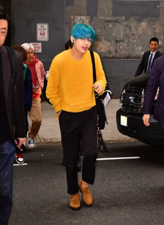 曾經染上藍綠髮色的他，同樣選擇了檸檬黃色的針織衣和啡色樂福鞋，簡