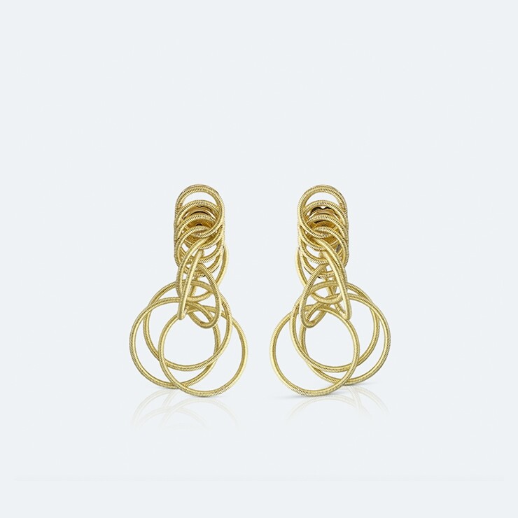 採用黃金打造而成的小金圈，擁有凹凸質感的條紋，為這款耳環增添特色。