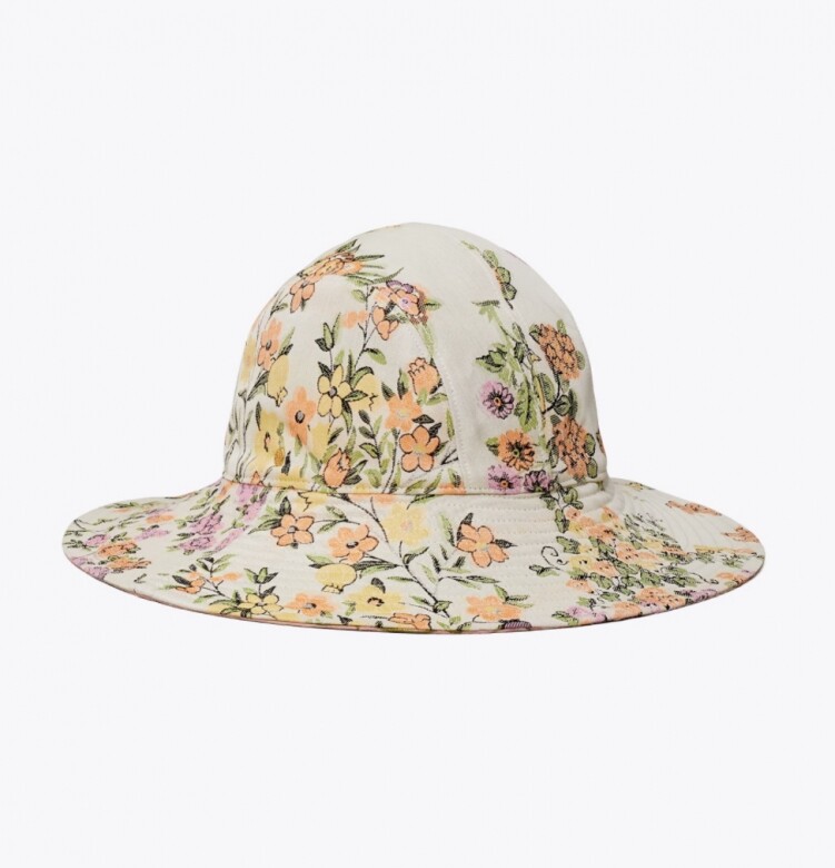 雖然還有數月才到繁花盛開的春日，Tory Burch已推出花卉圖案的漁夫帽，繽紛