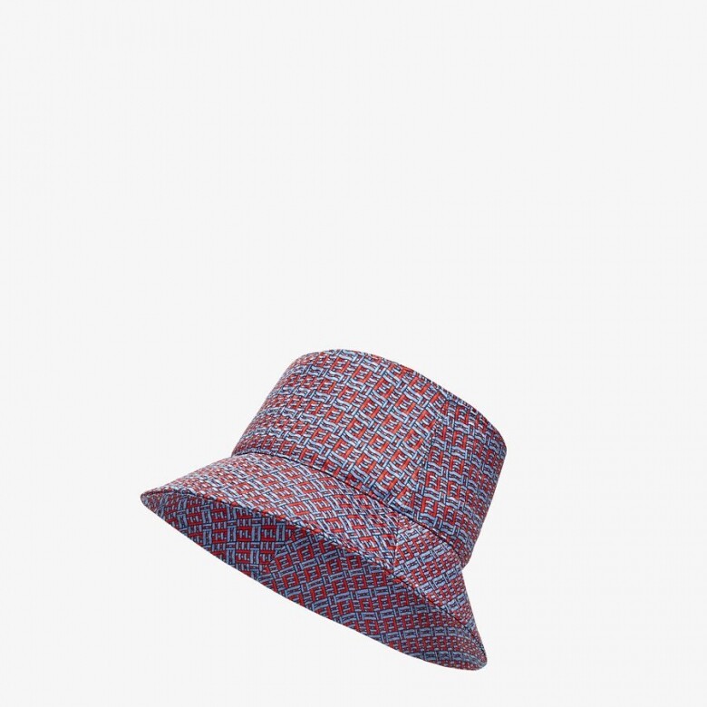 搶眼設計的漁夫帽，還有Fendi出品的這款。圖案中隱藏品牌的FF字樣，大膽採