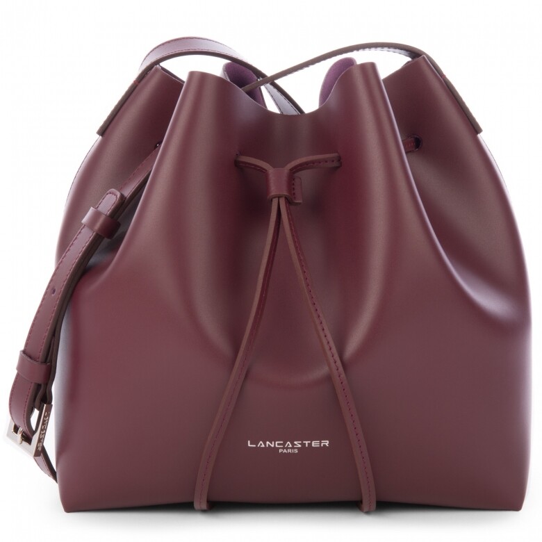 Lancaster 酒紅皮革水桶袋（USD$245，約港幣$1,900）自然簡約外型充滿現代感，顏色低調