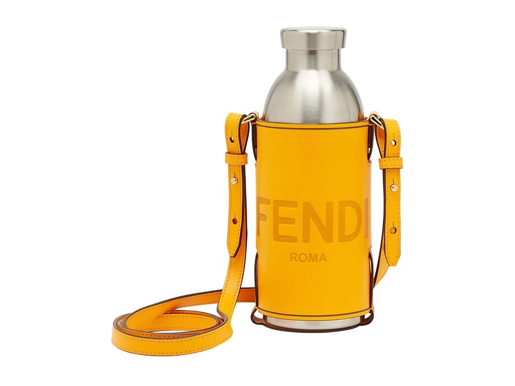 外出郊遊的時候不妨帶著它出門吧！Fendi推出的水樽袋有着鮮豔的黃色。如