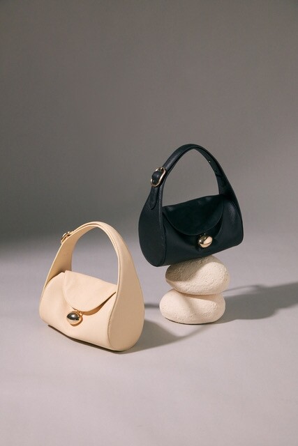 Cafuné Drop Duffel手袋共有兩種色調，百搭型格的黑色，以及柔和的奶油色，可調較長