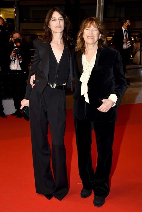 同樣身為母女檔的Jane Birkin和Charlotte Gainsbourg一同穿著西裝與長褲現身紅毯，兩位女神