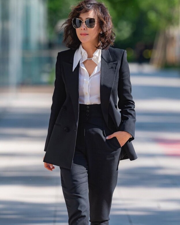 劉嘉玲喜歡選擇黑色套裝，加上太陽眼鏡真的非常酷，不過這套有「高管」的