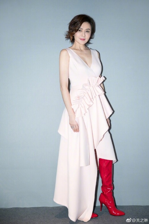 很適合穿淡粉紅的關之琳，穿上自己品牌Rosamund MOISELLE的裙子，真的很好看呢！襯上