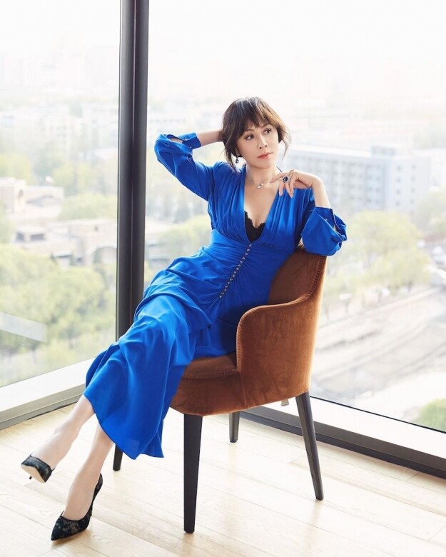 劉嘉玲穿上自家品牌Anirac的藍色長裙，腰間皺摺設計得不錯，她選擇露出蕾
