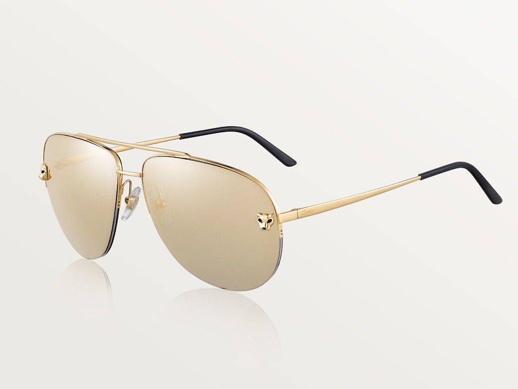 Panthère de Cartier 太陽眼鏡採用經典的飛行員造型，金色鏡面鏡片配上超輕鏡框