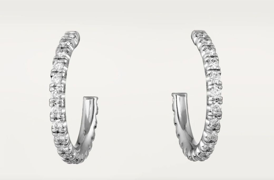 與上述卡地亞耳環同系列，卻呈圓圈設計，更能呈現女性韻味。每枚耳環上