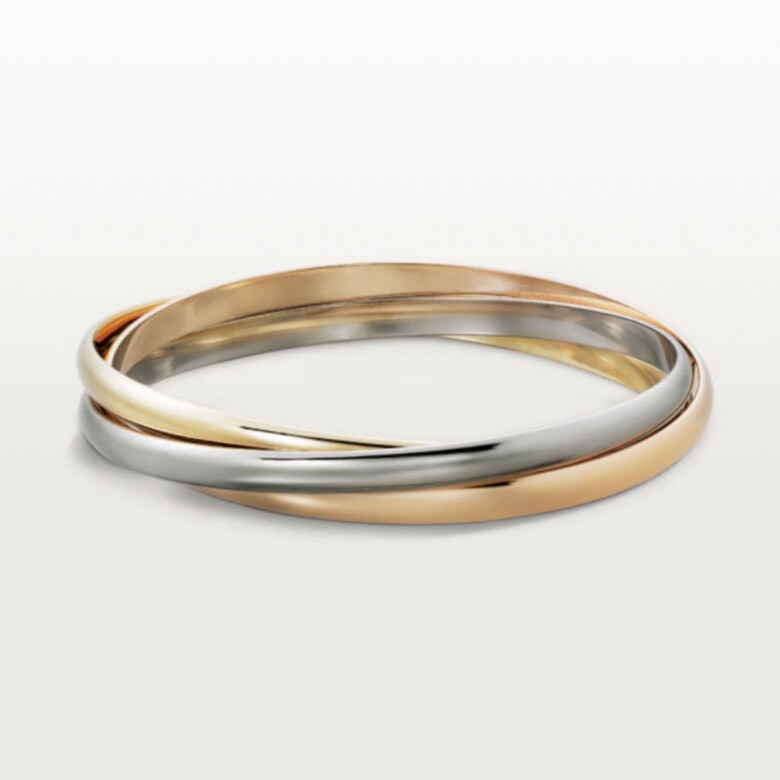 Cartier Trinity系列以三色金環圈交織，象徵愛情、友誼和忠誠。 Trinity手鐲採用18K白色