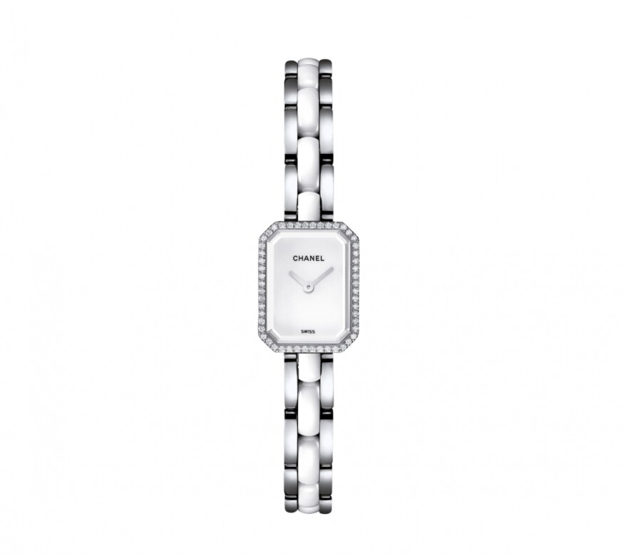 Chanel的Première Mini手錶主要採用精鋼和陶瓷打造而成，錶面的52顆鑽石為這款