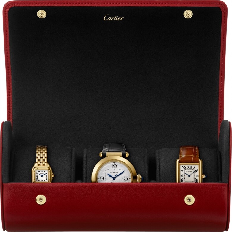 旅行腕錶盒可存放3枚腕錶，紅色小牛皮盒身上印有Diabolo de Cartier 圖案，低調又奢華，最適合送禮父親或另一半。