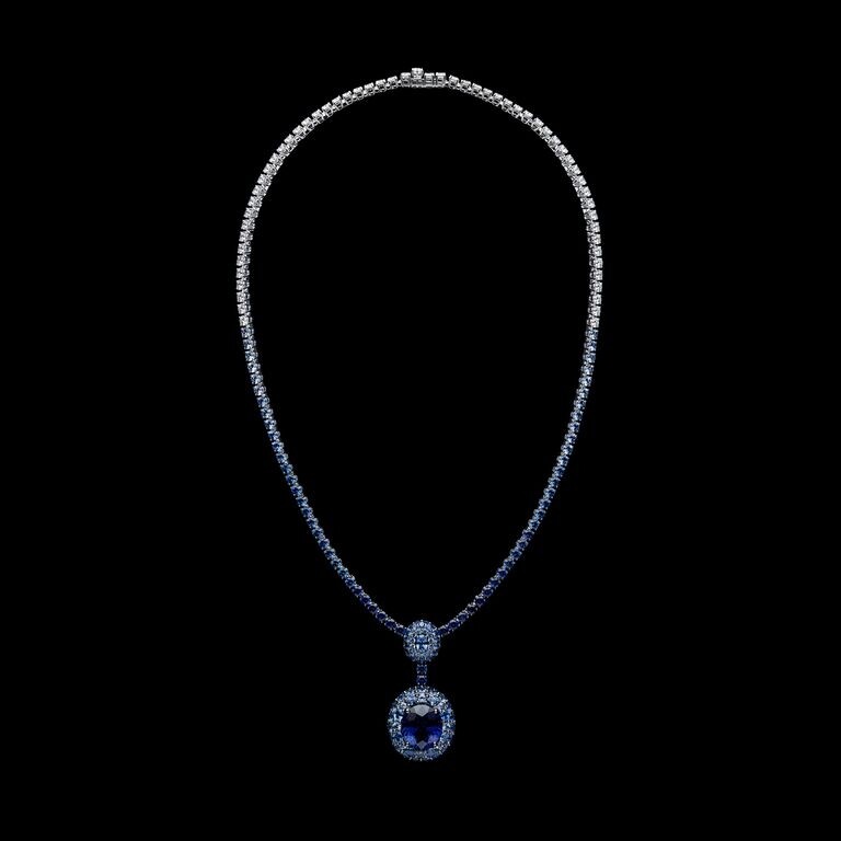 Dior Rose是一個傳奇的珠寶系列，運用各種不同色彩的寶石做玫瑰的靈魂，設