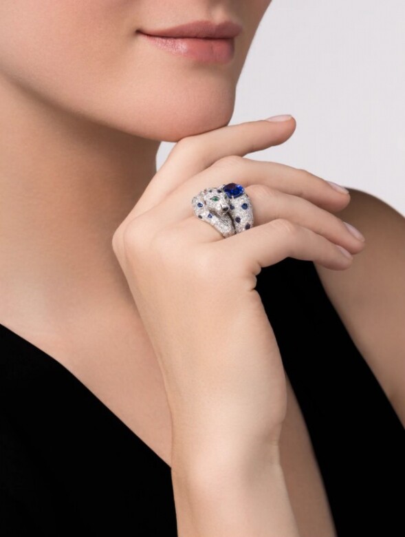 在經典鑽石系列裡，Cartier以獨特的鑲嵌工法讓每一顆鑽石都綻放最耀眼的