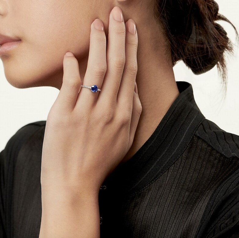 藍色系的珠寶總是能閃耀出佩帶者與眾不同的氣質與品味，Tiffany & Co.推出的