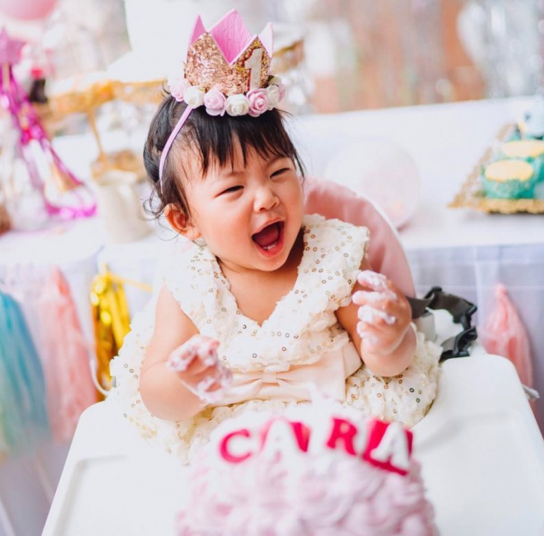 Cara轉眼間已經一歲了，她顯然非常享受這場生日派對，戴上小皇冠的她開